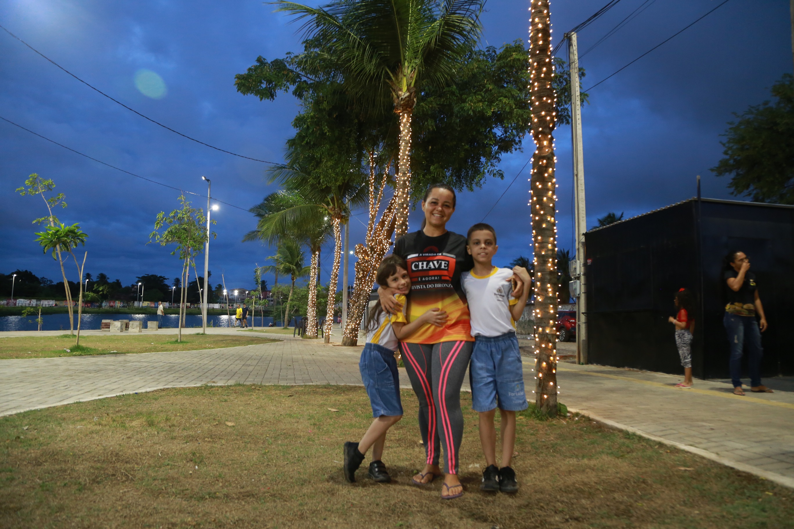 Cristiane Sales posa para a foto com os filhos